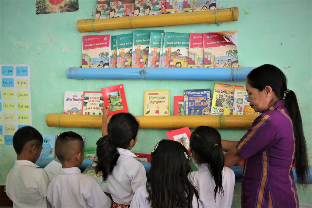 Anak-anak-mengambil-buku-2