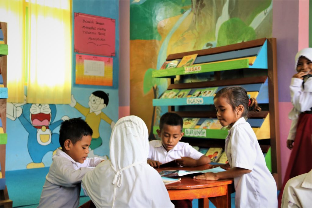 Siswa membaca di perpustakaan ramah anak di SD Islam Mananga sebelum pandemi