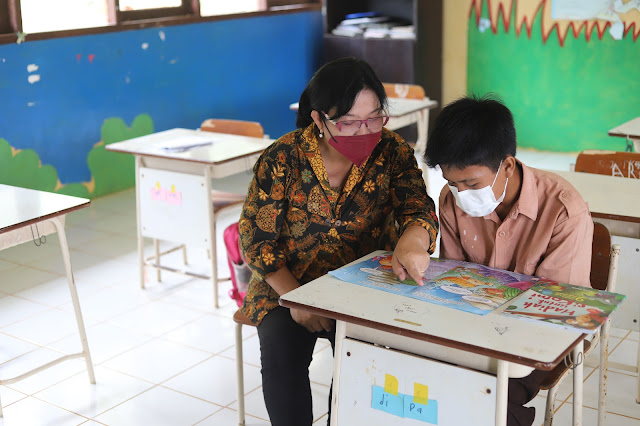 Belajar membaca dengan buku cerita