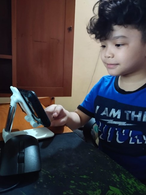 Anak sedang akses bookbot