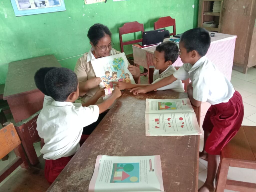 Ibu Meryana Rambu Ata, Guru Kelas 3 SDM Parewatana saat Les tambahan kepada 4 siswanya