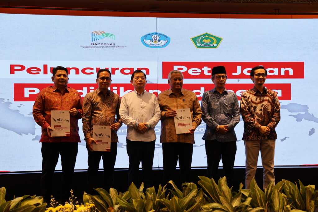 peluncuran peta jalan pendidikan indonesia Muhammad Ali Ramdhani (Secretary-General, MoRA), Anindito Aditomo (Head of BSKAP, MoECRT), Suharso Monoarfa (Minister of National Development Planning/Head of Bappenas), Muhammad Nuh (Minister of Education 2009-2014), Amich Alhumami (Deputy for Human Development, Community and Culture, Ministry of National Development Planning/Bappenas), and Didik Darmanto (Director of Religion, Education, and Culture, Ministry of National Development Planning/Bappenas) posed for a group photo at the launch of the