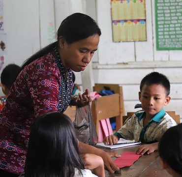 Guru di Kalimantan Utara memfasilitasi pembelajaran dengan metode interaktif untuk mendukung transisi dari bahasa ibu ke Bahasa Indonesia.  Foto: © Tim Komunikasi INOVASI 2025