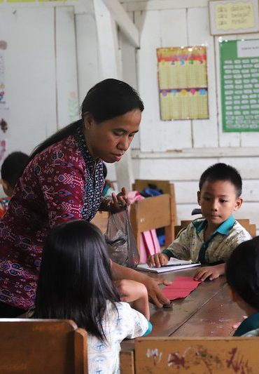Guru di Kalimantan Utara memfasilitasi pembelajaran dengan metode interaktif untuk mendukung transisi dari bahasa ibu ke Bahasa Indonesia.  Foto: © Tim Komunikasi INOVASI 2025