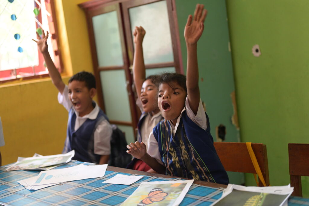 54474492326_527140879f_6k Anak-anak dengan semangat belajar tinggi dalam suasana kelas yang inklusif, di mana setiap suara didengar dan setiap potensi dihargai.