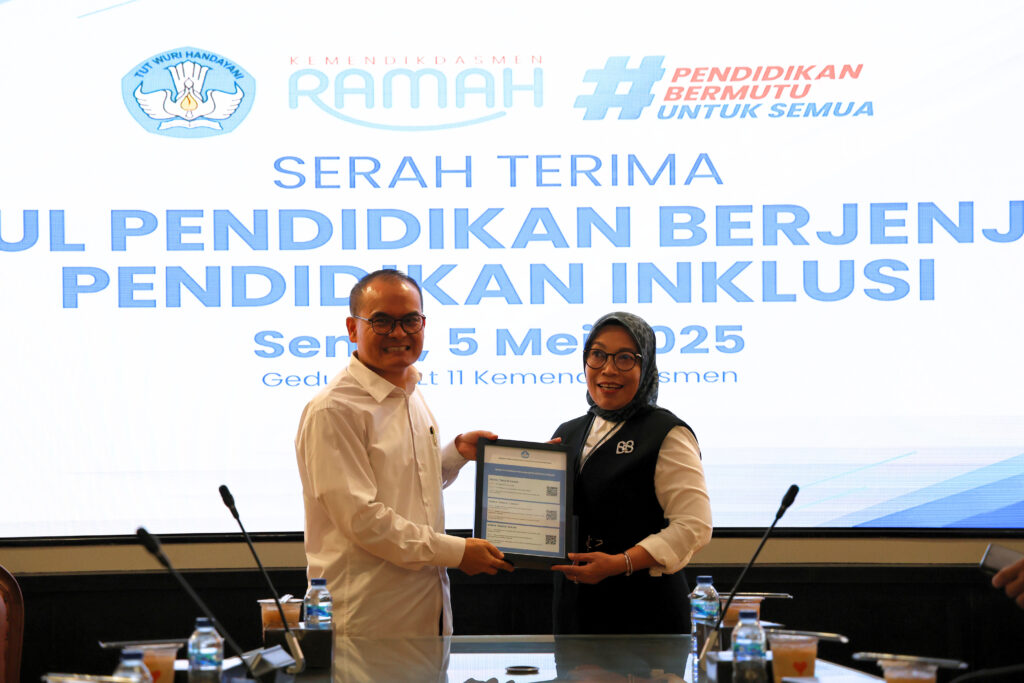 0B6A7724 - Serah terima modul pendidikan berjenjang Direktur Jenderal Pendidikan Vokasi, Pendidikan Khusus, dan Pendidikan Layanan Khusus, Tatang Muttaqin dan Direktur Jenderal Guru dan Tenaga Kependidikan, Prof. Dr. Nunuk Suryani, M.Pd. dalam acara