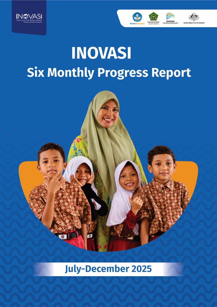 Sampul Laporan Perkembangan Enam Bulanan INOVASI Juli–Desember 2025: seorang guru berkerudung hijau tersenyum bersama empat siswa sekolah dasar berseragam batik, dengan logo Kemendikdasmen, Kementerian Agama, Bappenas, dan Pemerintah Australia.